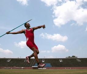 昔日巴萨天才昆卡因膝伤黯然退役，新生代亚马尔无惧评价专注前行