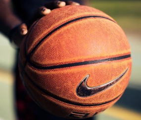 巴萨高层回应球场命名提议，梅西传奇地位无需更名，致敬计划另有深意